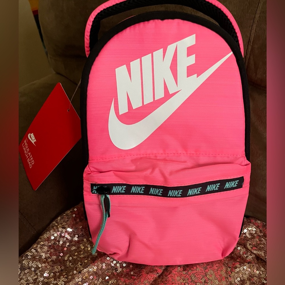 Hot pink Nike insulated lunch box. Great for back to school girls lunchbox.